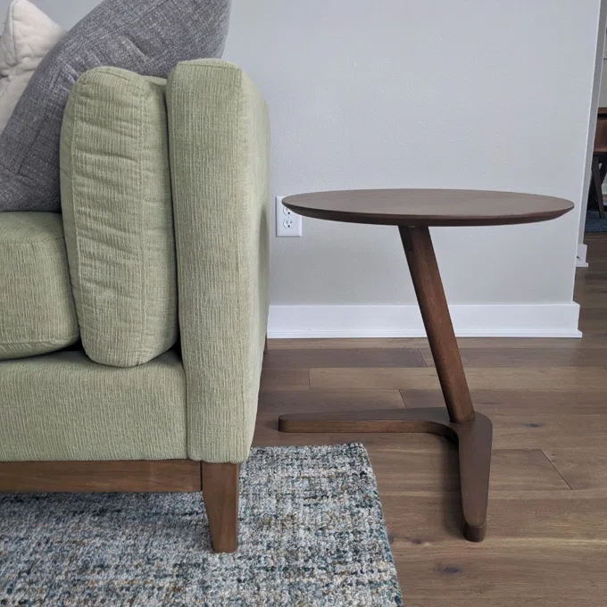 C-Shaped Solid Wood Side Table – Compact Sofa Table & Laptop Desk