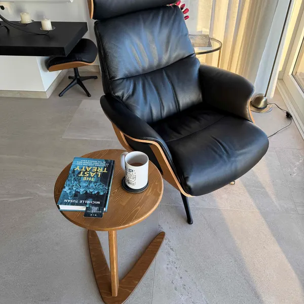 C-Shaped Solid Wood Side Table – Compact Sofa Table & Laptop Desk